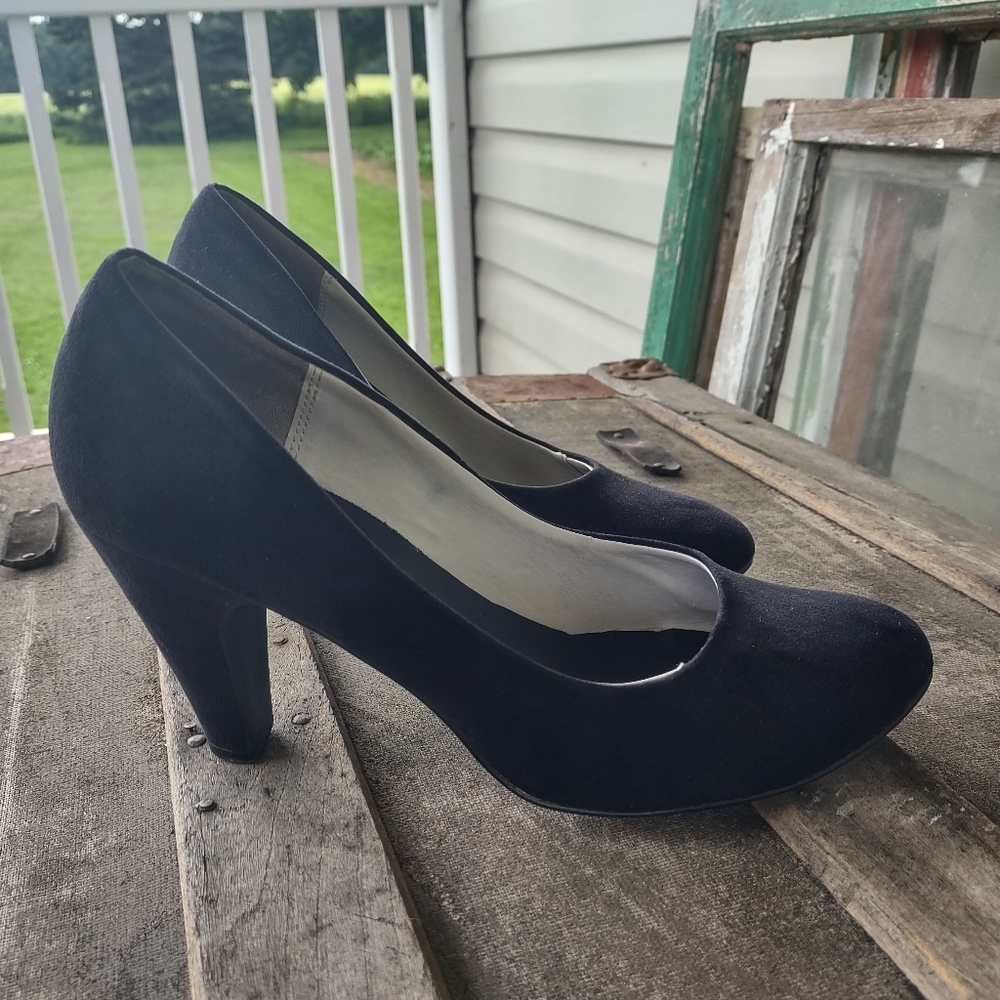 Women's Black Pumps